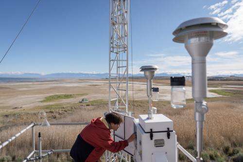  Pierce Wratten, an environmental scientist with the Utah Department of Air Quality, swaps out the filters on an air quality monitoring station at Great Salt Lake State Park in Magna on Tuesday, April 14, 2026. Although not a part of the Utah Dust Observation and Research Network, the station is similar to those that are. (Photo by Spenser Heaps for Utah News Dispatch)