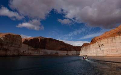 (Francisco Kjolseth | The Salt Lake Tribune) A Lake Powell rental pontoon boat motors down the main channel of the reservoir on Saturday, April 25, 2026, as bathtub rings are indicative of how far the waters levels have fallen since being at full capacity in the early 1980s. (Francisco Kjolseth | The Salt Lake Tribune) A Lake Powell rental pontoon boat motors down the main channel of the reservoir on Saturday, April 25, 2026, as bathtub rings are indicative of how far the waters levels have fallen since being at full capacity in the early 1980s.